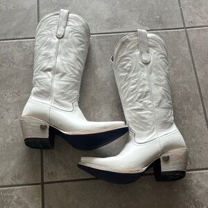 Megan Moroney x Lane cowboy boots
*BRAND NEW* *PERFECT CONDITION*
